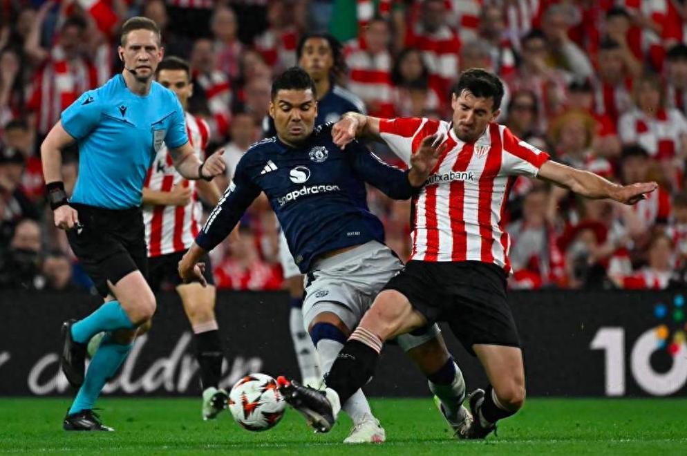 曼联主场大捷，球员赛后激动庆祝胜利，信息生活名称.